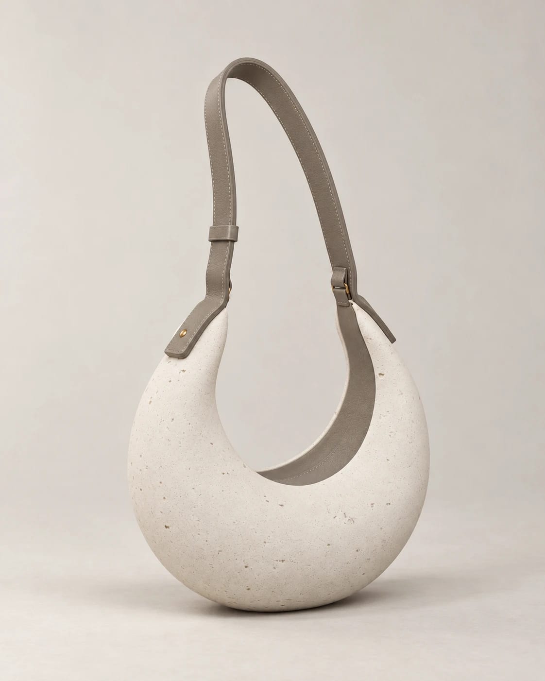 PORTALE V15, three-quarter view: ivory travertine-look shell, taupe leather handle