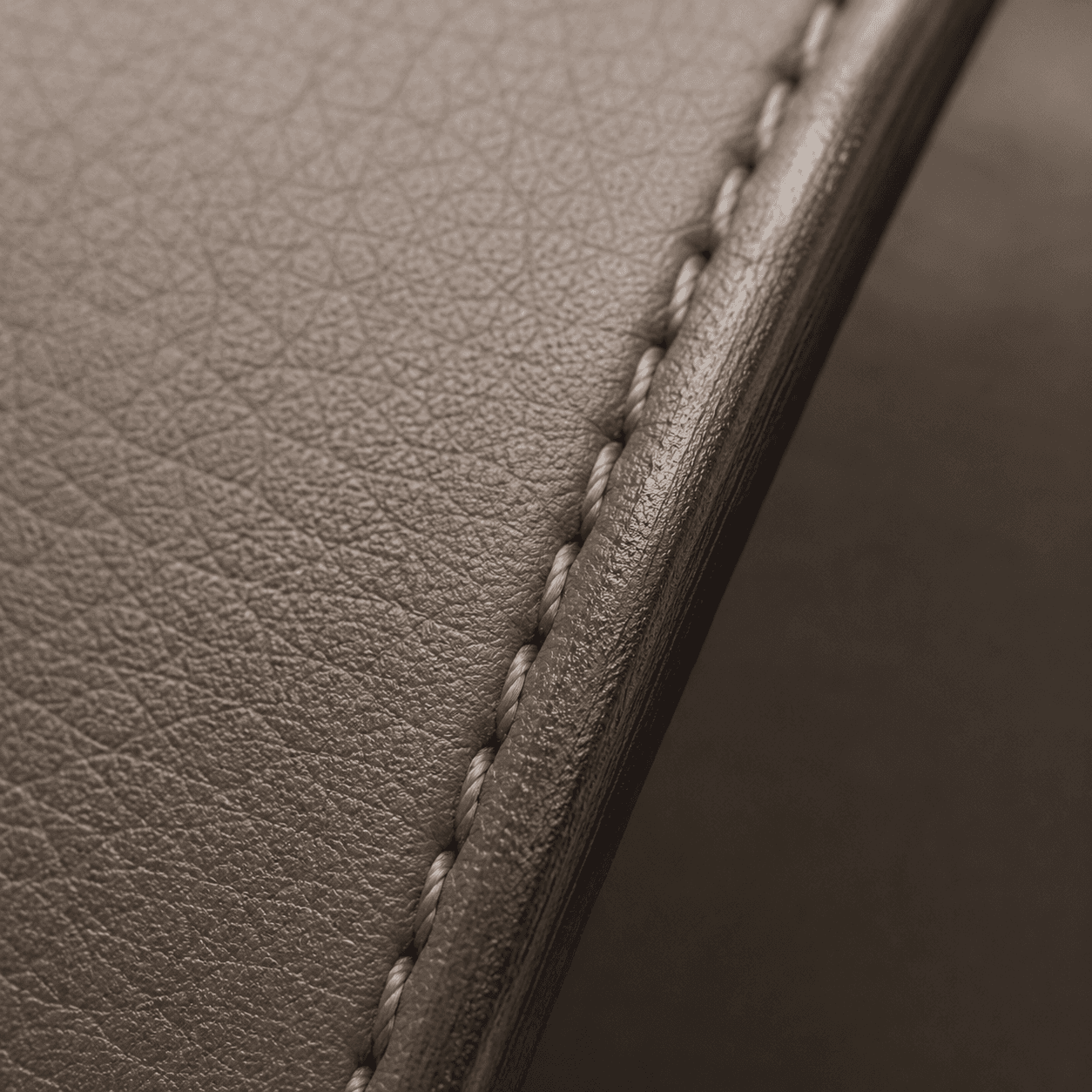 PORTALE — macro du cuir taupe, surpiqûre et tranche lustrée